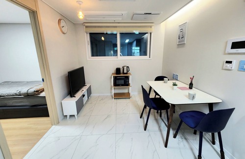 Ahyeon-dong Apartamento | Lovely 2-bedroom apartment with AC near Han river and Hongdae