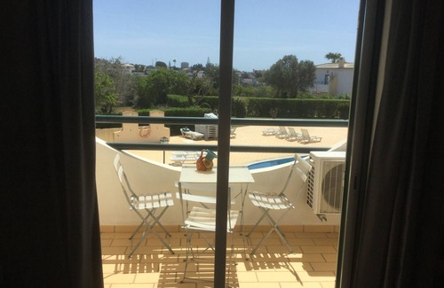Alvor Apartamento | Precioso apartamento de 2 dormitorios en Alvor con piscina compartida cerca de la ciudad y la playa