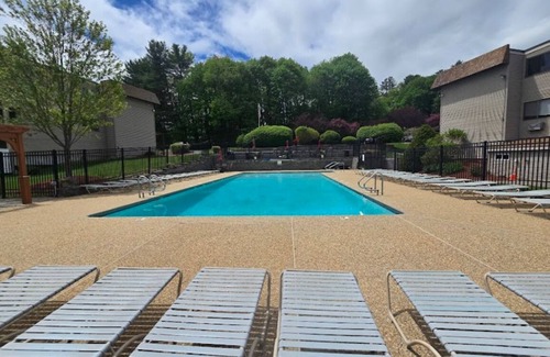 Weirs Beach Condominio | Lovely 2-bedroom condo in Laconia with AC, WiFi. Enjoy your stay