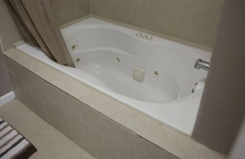 Detroit Apartamento | Lovely 2-bedroom loft with hot tub