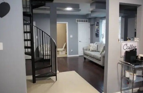 Detroit Apartamento | Lovely 2-bedroom loft with hot tub