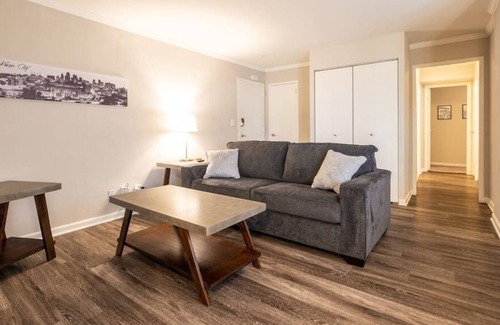 Country Club Plaza Area Apartamento | Lovely 2 Bedroom on the Plaza