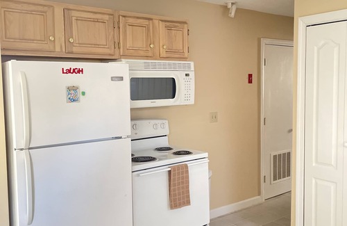 Cranston Apartamento | Lovely 2-bedroom rental unit w/ free parking