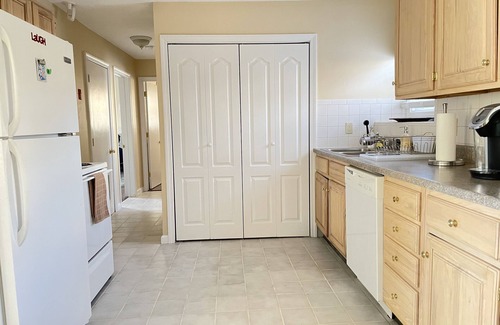 Cranston Apartamento | Lovely 2-bedroom rental unit w/ free parking