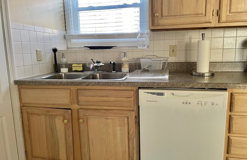 Cranston Apartamento | Lovely 2-bedroom rental unit w/ free parking