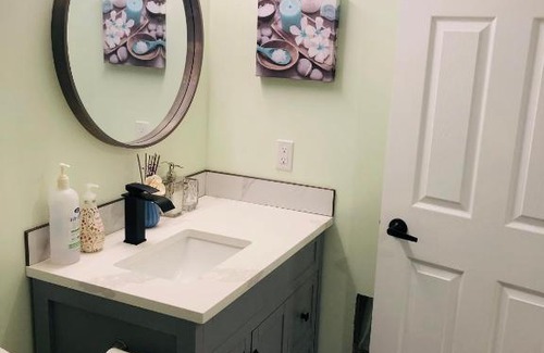 Springbank Hill Casa | Lovely 2-bedroom suite with private entrance