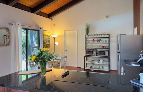 Santa Barbara Casa | Lovely 2 bedroom house in a beautiful Santa Barbara neighborhood.