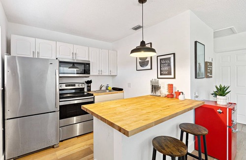 Sailboat Bend Apartamento | Lovely 2 BR Condo With Free Parking on Premises