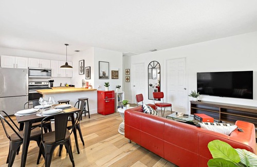 Sailboat Bend Apartamento | Lovely 2 BR Condo With Free Parking on Premises
