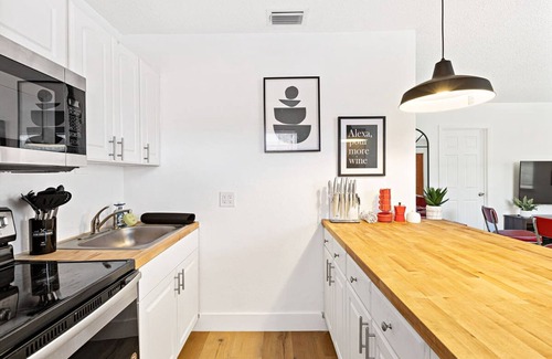 Sailboat Bend Apartamento | Lovely 2 BR Condo With Free Parking on Premises