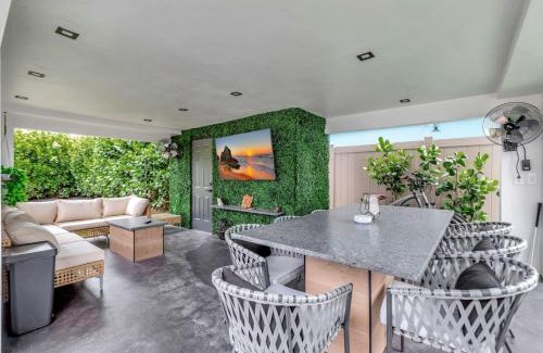 Lake Ridge Casa | Lovely 2BR 2BA Modern Flat with Vibrant Backyard