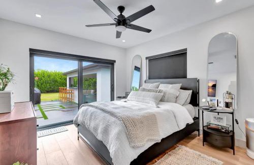 Lake Ridge Casa | Lovely 2BR 2BA Modern Flat with Vibrant Backyard
