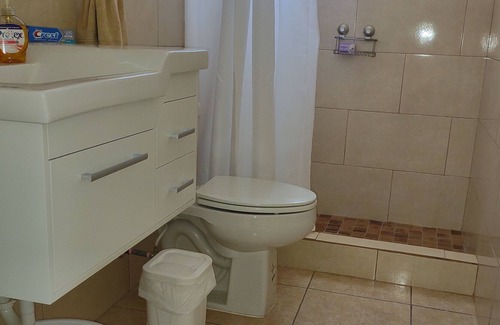 Camaceyes Apartamento | Lovely 3-bedroom apt# 2 only 5 minutes away from crashboat beach ..
