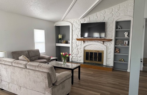 Berwick Casa | Lovely 3-bedroom house with AC in Des Moines