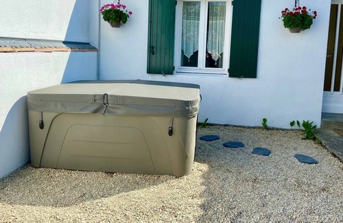 La Flotte Casa | Lovely 3 bedroom house over 2 buildings joined by 2 terraces and private garden
