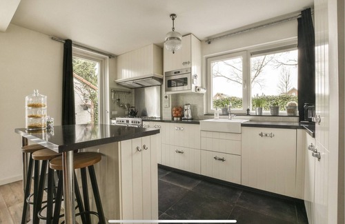 Elsrijk Casa | Lovely 3 bedroom Townhouse w/ big garden & parking 15 min from Amsterdam