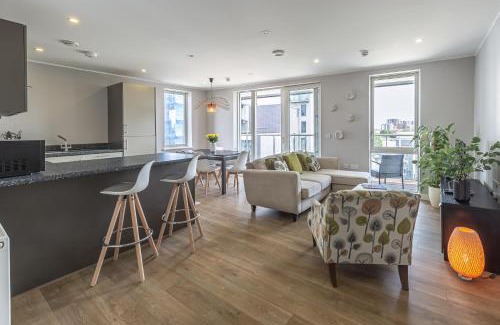 Lansbury Apartamento | Lovely 3BR Penthouse wBalconies, Poplar, 2min DLR