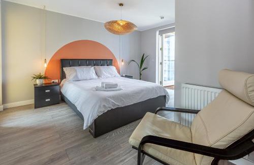 Lansbury Apartamento | Lovely 3BR Penthouse wBalconies, Poplar, 2min DLR