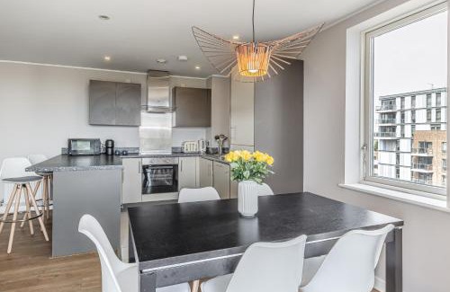 Lansbury Apartamento | Lovely 3BR Penthouse wBalconies, Poplar, 2min DLR