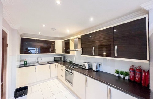 Brondesbury Apartamento | Lovely 4-BedRm Kilburn Flat w/ Garden & Parking near Hampstead Heath, Abbey Road