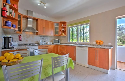 Monte Raposo Villa | Preciosa villa de 4 dormitorios con orientación sur y piscina climatizada