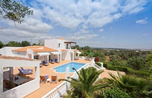 Monte Raposo Villa | Preciosa villa de 4 dormitorios con orientación sur y piscina climatizada