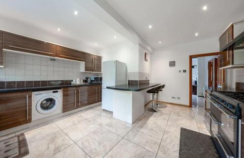 Oakleigh Apartamento | Lovely 5 Bed House in Barnet , home away from home