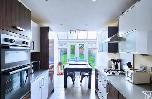 Aylesbury Casa | Casa-Moderno-Baño con ducha-Vista al Jardín
