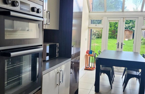 Aylesbury Casa | Casa-Moderno-Baño con ducha-Vista al Jardín