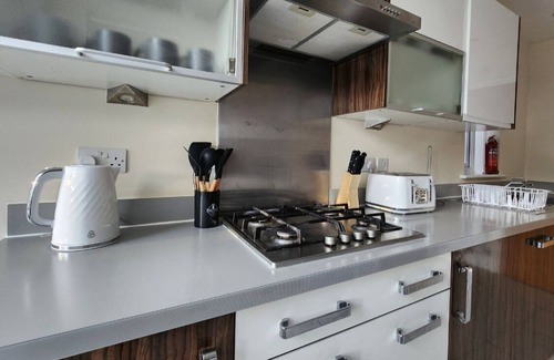 Aylesbury Casa | Casa-Moderno-Baño con ducha-Vista al Jardín