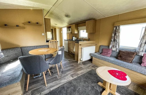 Louth Casa | Lovely 6 berth caravan at Sunnydale Holiday Park ref 35375S
