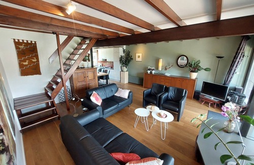 Uitwellingerga Villa | Hermosa y acogedora casa de vacaciones situada en el agua en Frisia