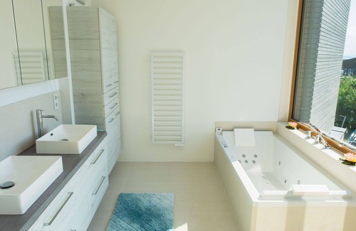 Neusiedl am See Apartamento | Bonito apartamento con WIFI, A/C, jacuzzi, TV, terraza y aparcamiento
