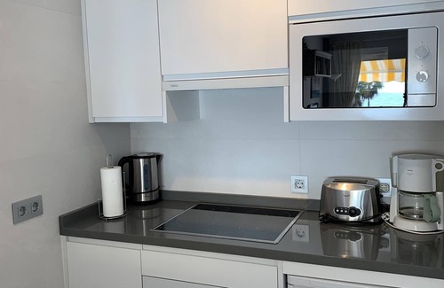 Nerja Apartamento | 'Precioso apartamento en la playa' con vistas al mar, Wi-Fi, A/C, balcón y terraza