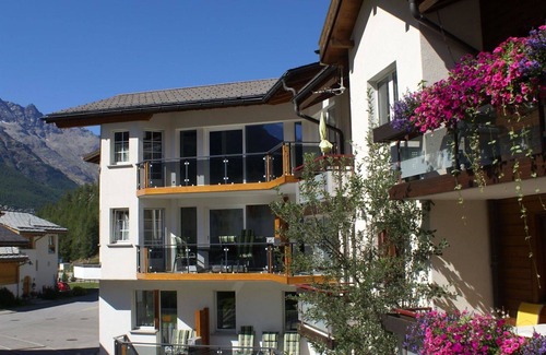Saas Almagell Apartamento | Bonito apartamento para 6 personas con jacuzzi, WIFI, TV y balcón