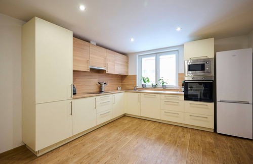 Desna Apartamento | Bonito apartamento para 4 personas con piscina, WIFI, TV, patio y aparcamiento