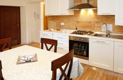 Raveo Apartamento | Bonito apartamento para 2 personas con WIFI, TV, patio y aparcamiento