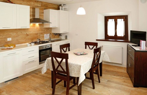 Raveo Apartamento | Bonito apartamento para 2 personas con WIFI, TV, patio y aparcamiento