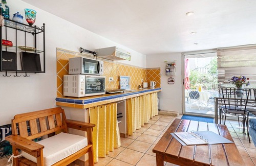 Lambesc Apartamento | Hermoso apartamento para 4 personas con WIFI, piscina, TV, patio, mascotas permitida y aparcamiento