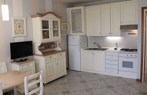 Calmasino Apartamento | Precioso apartamento para 4 personas con piscina, WIFI, A/C, TV, terraza y aparcamiento