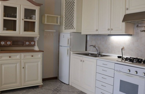 Calmasino Apartamento | Precioso apartamento para 4 personas con piscina, WIFI, A/C, TV, terraza y aparcamiento
