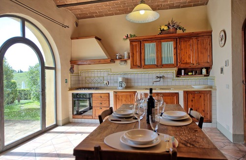 Tavarnelle Val di Pesa Apartamento | Apartamento con A/C, WIFI, piscina, vista panorámica, aparcamiento, cerca de Greve In Chianti