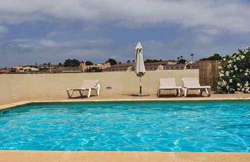 Cala Romantica Apartamento | Acogedor apartamento con piscina, bañera de hidromasaje, A/C, TV, terraza y aparcamiento