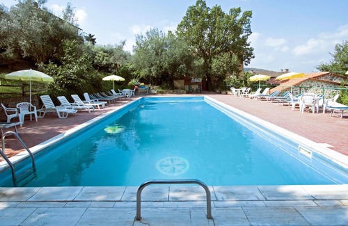 Paciano Apartamento | Hermoso apartamento para 7 personas con WIFI, piscina, TV, patio, mascotas permitida y aparcamiento