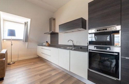 Colijnsplaat Apartamento | Lovely apartment for 4 people with hot tub, WIFI, TV, balcony and parking