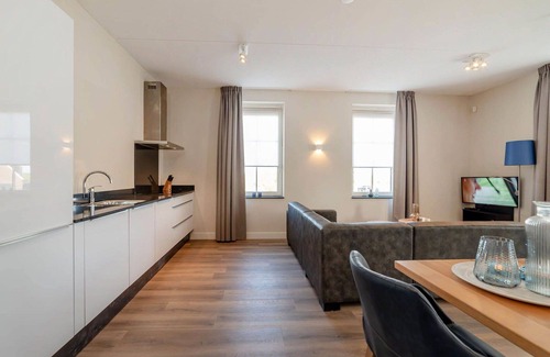 Colijnsplaat Apartamento | Lovely apartment for 4 people with hot tub, WIFI, TV, balcony and parking