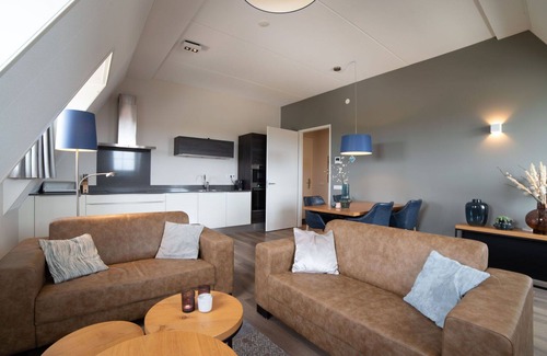 Colijnsplaat Apartamento | Lovely apartment for 4 people with hot tub, WIFI, TV, balcony and parking