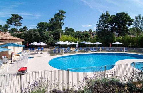 Nans-les-Pins Apartamento | Hermoso apartamento con WIFI, piscina privada, TV, terraza, mascotas permitida y aparcamiento