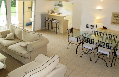 Pont-de-Larn Casa | Acogedor apartamento en villa con piscina privada, TV, terraza, mascotas permitida y aparcamiento