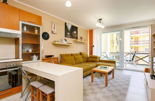 Balatonoszod Apartamento | Hermoso apartamento para 4 personas con A/C, WIFI, TV, balcón y aparcamiento